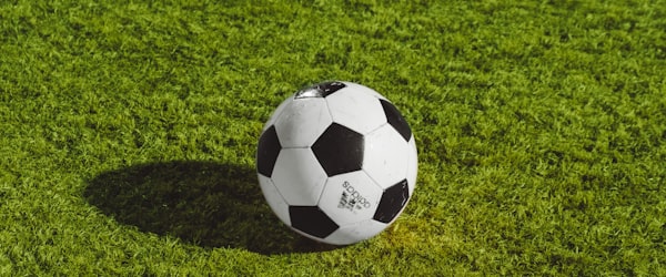 足球比赛精彩瞬间 - 运动员射门画面